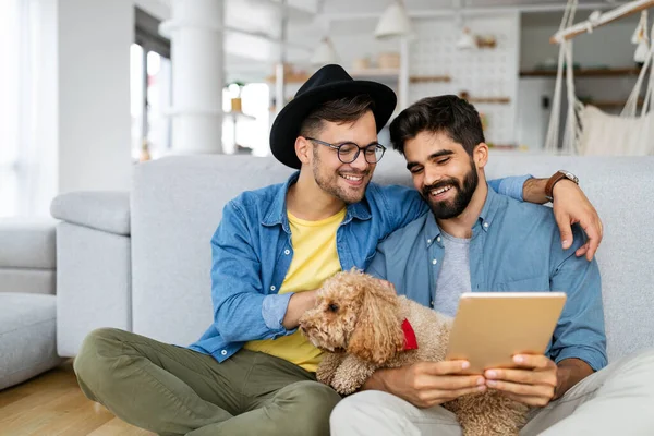 Gay Casal Aproveitando Tempo Juntos Usando Digital Tablet Casa — Fotografia de Stock