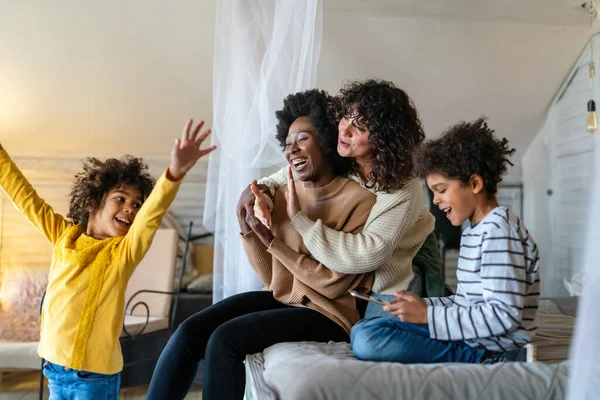 幸せな多民族家族の家で一緒に時間を過ごす ゲイカップル子供は幸福の概念 — ストック写真