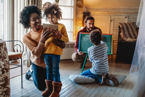 Feliz Família Amorosa Pais Multiétnicos Estão Brincando Com Crianças Educação — Fotografia de Stock