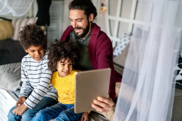 Mutlu Baba Çocuklar Dijital Tablet Kullanıyor Evde Eğleniyorlar Çok Irklı — Stok fotoğraf