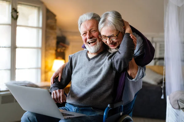 Feliz Pareja Ancianos Utilizando Ordenador Portátil Casa Divertirse Juntos Concepto — Foto de Stock