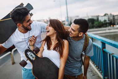 Bir grup mutlu arkadaş birlikte takılır ve dışarıda kaykayın keyfini çıkarırlar..