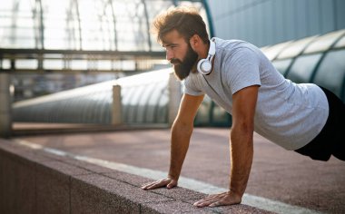 Açık havada egzersiz yapan ve sağlıklı yaşam tarzını seven sağlıklı genç bir adam. Spor dünyasının mutluluk kavramı