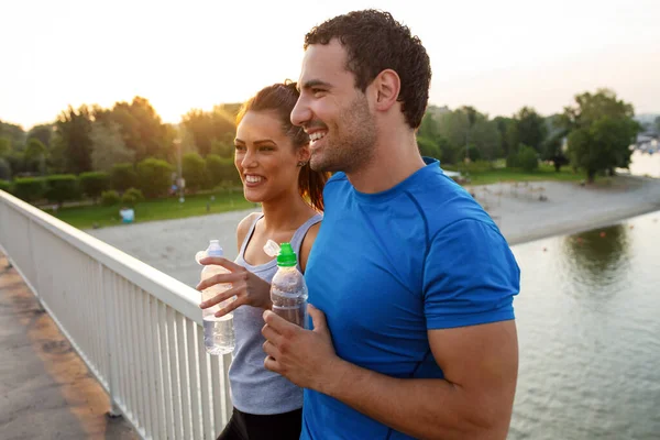 Pareja Feliz Corriendo Juntos Parque —  Fotos de Stock