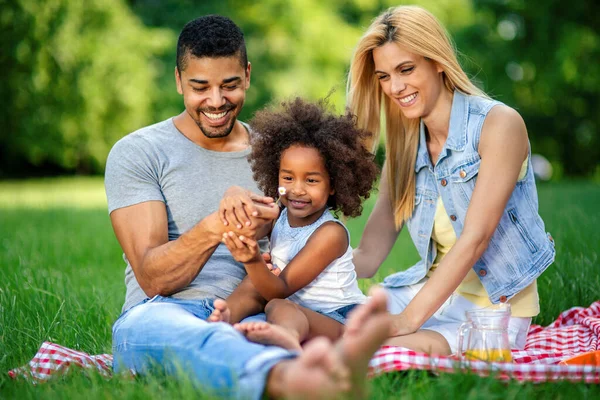 Gelukkig Jong Multi Etnische Familie Genieten Van Picknick Natuur — Stockfoto