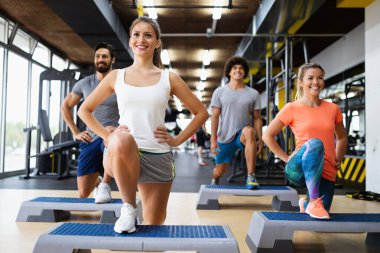 Fitness, spor, egzersiz ve sağlıklı bir yaşam tarzı kavram - mutlu insanların spor salonunda grup