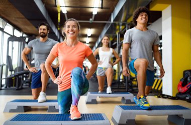 Spor salonunda çalışan bir grup sporcu.