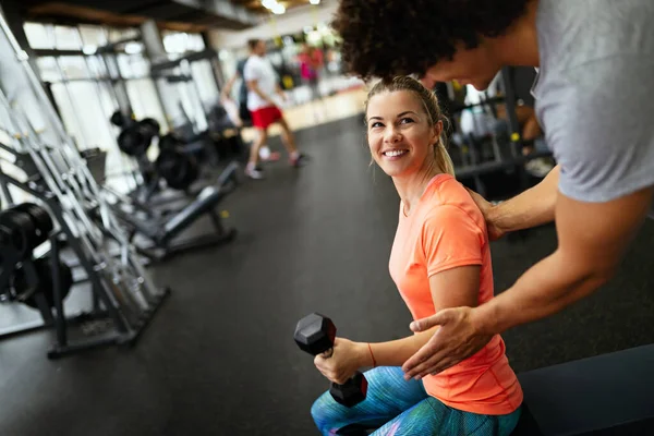 Fit Vrolijke Vrouw Met Haar Persoonlijke Fitnesstrainer Sportschool Met Halters — Stockfoto