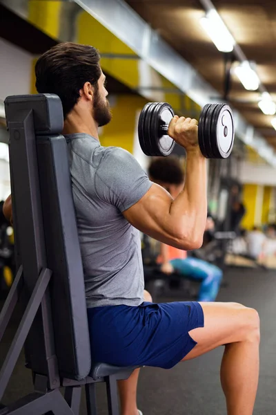 Porträtt Vältränad Ung Man Som Tränar Gym Sport Människor Hälsosam — Stockfoto