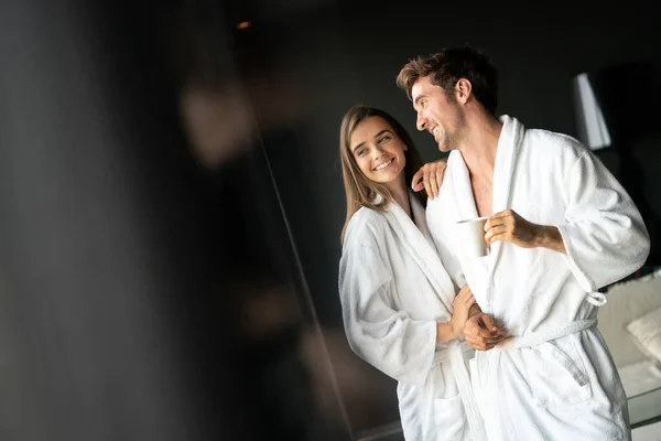 Casal Apaixonado Desfrutando Bem Estar Fim Semana Relaxante — Fotografia de Stock