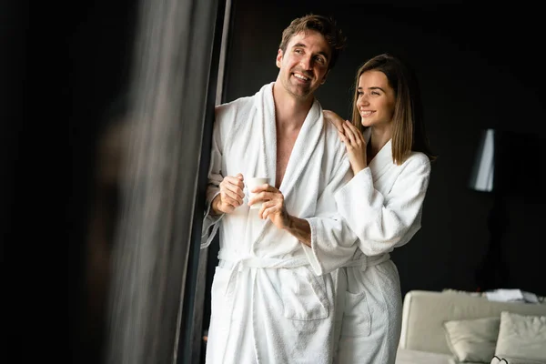 Casal Feliz Desfrutando Bem Estar Fim Semana Momentos Serenos Juntos — Fotografia de Stock