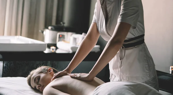 Masseur Doet Massage Jonge Vrouw Lichaam Spa Salon — Stockfoto