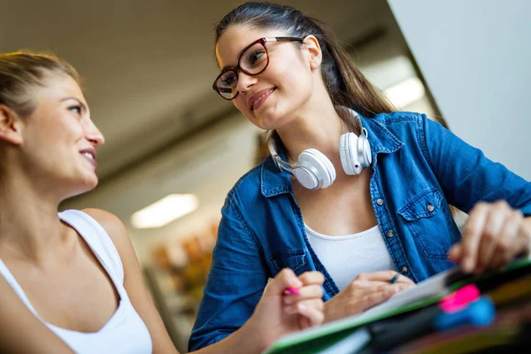 Heureux Jeunes Étudiants Universitaires Qui Étudient Avec Des Livres Bibliothèque — Photo