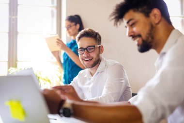 Başlangıç çeşitliliği takım çalışması beyin fırtınası toplantı konsepti. Çok ırklı başarılı kişilerin birlikte çalıştığı bir grup..