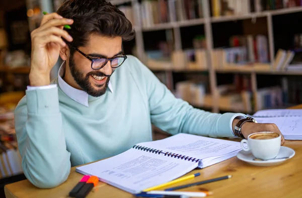 Retrato Jovem Estudante Feliz Estudando Uma Biblioteca Educação Estudo Conceito — Fotografia de Stock