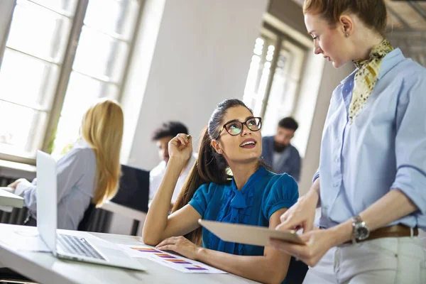 Retrato Mujeres Negocios Felices Trabajando Juntas Oficina Corporativa Concepto Startup — Foto de Stock