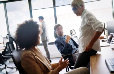 Yoğun modern ofiste çalışan çeşitli iş adamları.
