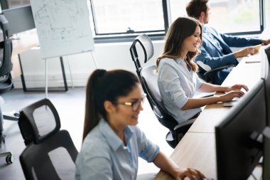 Ofiste çalışan başarılı, mutlu, güzel bir kadın. Teknoloji, bilgisayar, başlangıç, iş konsepti.