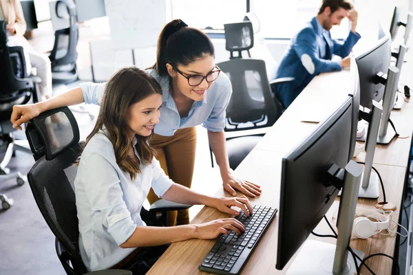 Programadores Trabalhando Escritório Empresa Desenvolvimento Software — Fotografia de Stock