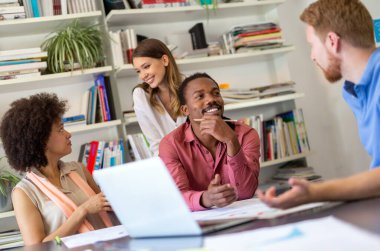 Ortak fikirlerini modern ofiste paylaşan çok ırklı iş adamlarından oluşan bir grup..