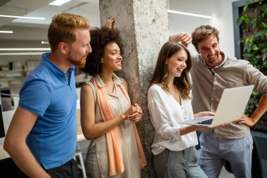 Bir yazılım geliştirme şirketinde çalışan bir grup mutlu programcı. İş teknolojisi mutlu insanlar konsepti