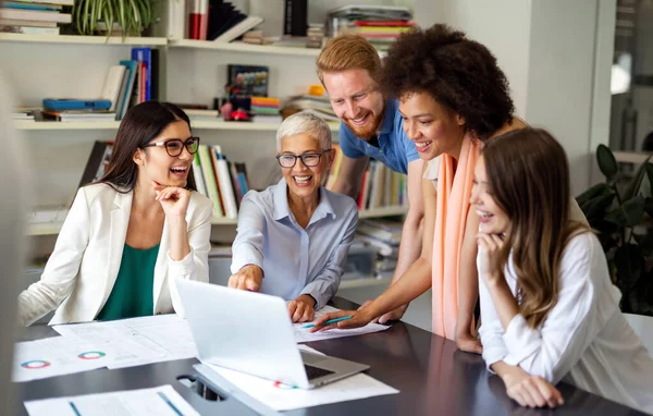 Grupo Empresarios Felices Discutiendo Trabajando Juntos Durante Una Reunión Oficina —  Fotos de Stock