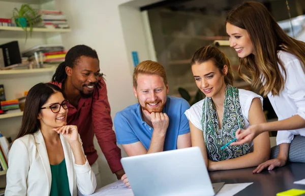 Grupo Exitosos Empresarios Multiétnicos Felices Trabajando Como Equipo Oficina Reunión —  Fotos de Stock