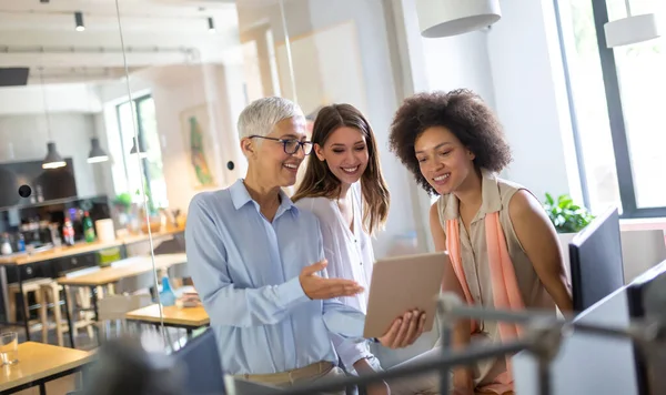 Grupo Empresarios Felices Discutiendo Trabajando Juntos Durante Una Reunión Oficina — Foto de Stock