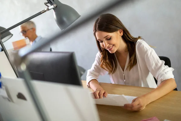 Portret Van Gelukkig Succes Jonge Vrouw Aan Het Werk Lachend — Stockfoto