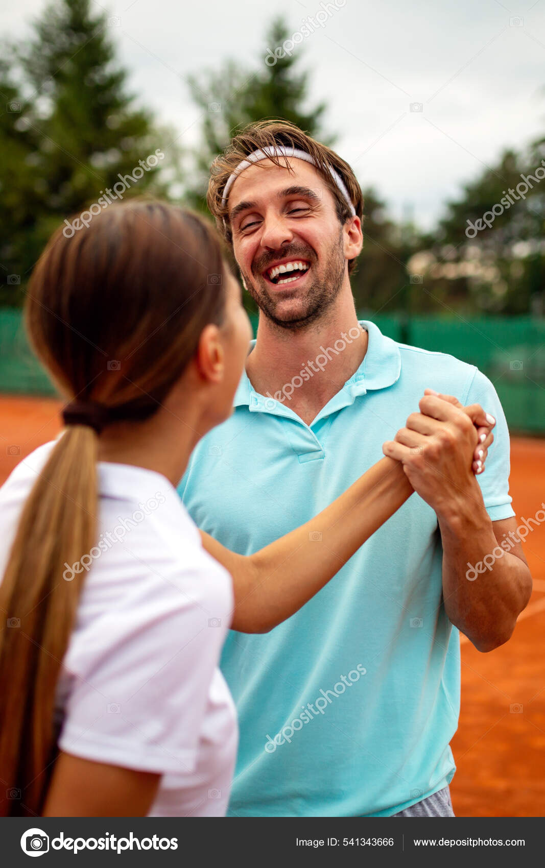 Dois Jogadores Adversários Dão Um Aperto De Mão No Final Do Jogo Foto  Royalty Free, Gravuras, Imagens e Banco de fotografias. Image 190085175