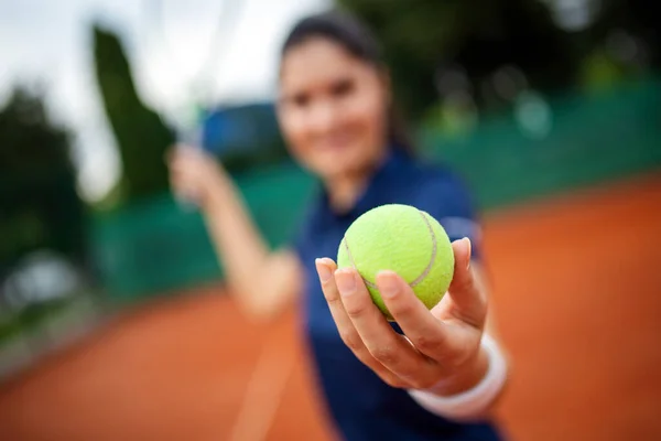 Молодая Красивая Теннисистка Ракеткой Мячом Готовится Служить Начале Игры Матча — стоковое фото