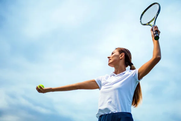 Porträtt Glad Passar Ung Kvinna Som Spelar Tennis Sommaren Människor — Stockfoto