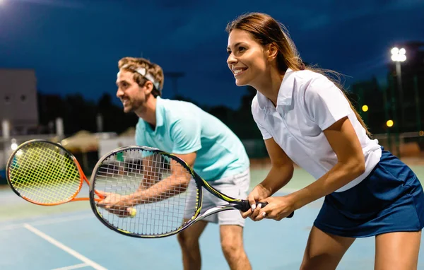 Krásný Mladý Pár Hrají Tenis Jako Tým Tenisovém Kurtu Venku — Stock fotografie