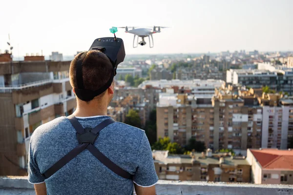 Portré Fiatal Technikus Férfi Repülő Uav Drón Távirányítóval Városban — Stock Fotó