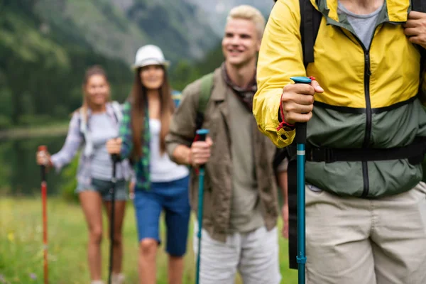 Dobrodružství Cestování Cestovní Ruch Turistika Lidé Koncept Skupina Usmívajících Přátel — Stock fotografie