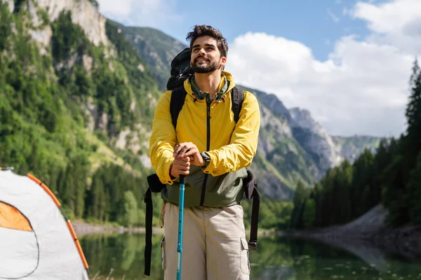 Glücklicher Wanderer Gewinnt Erreichen Des Lebensziels Erfolg Freiheit Und Glück — Stockfoto