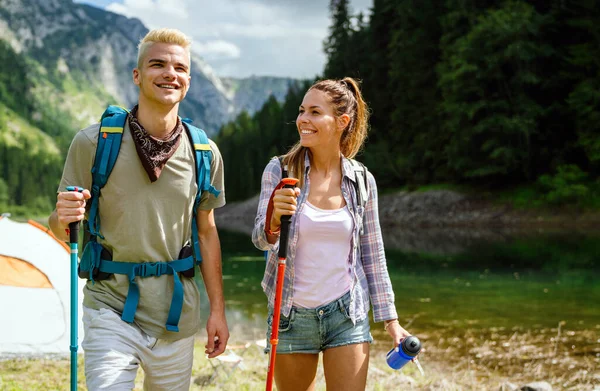 Abenteuer Reisen Tourismus Wandern Und Menschen Konzept Gruppe Lächelnder Freunde — Stockfoto