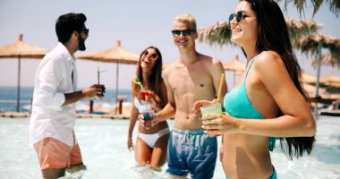 Sahilde parti yapan çok kültürlü bir arkadaş grubu. Mutlu insanlar yaz tatili, yaz tatili ve tatil kavramlarını kutluyorlar.