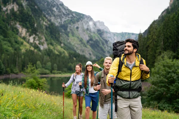 Amigos Caminhando Juntos Livre Explorando Natureza Selvagem Divertindo — Fotografia de Stock