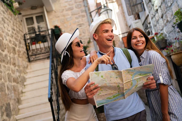 Feliz Viaje Estudiantes Turistas Turismo Con Mapa Mano —  Fotos de Stock