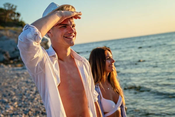 Atraktivní Mladý Pár Zamilovaný Pláži Užívající Letní Dovolenou Cestování — Stock fotografie
