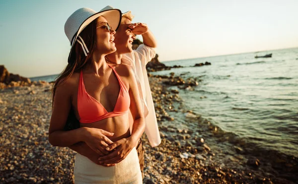 Buona Luna Miele Famiglia Giovane Uomo Donna Riposano Sulla Spiaggia — Foto Stock