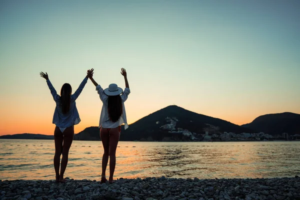 Hermosas Mujeres Amiga Divirtiéndose Playa Las Vacaciones Verano — Foto de Stock