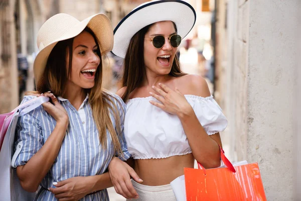 Belles Femmes Shopping Heureux Tenant Sac Provisions Amuser Pendant Les — Photo