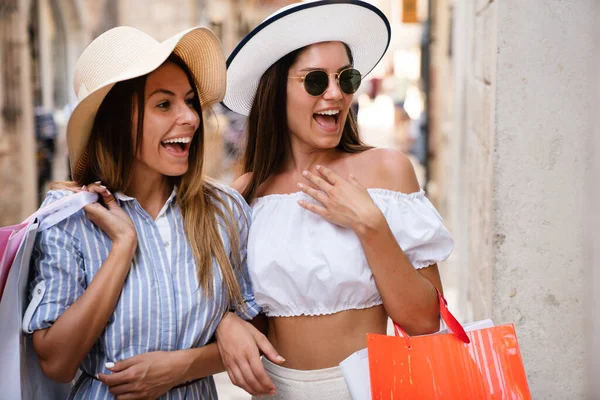 Belle Donne Dello Shopping Felice Tenendo Shopping Bag Divertirsi Durante — Foto Stock