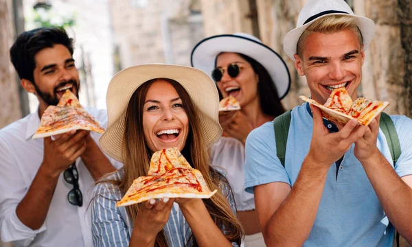 Gelukkig Groep Vrienden Eten Pizza Tijdens Het Reizen Vakantie — Stockfoto