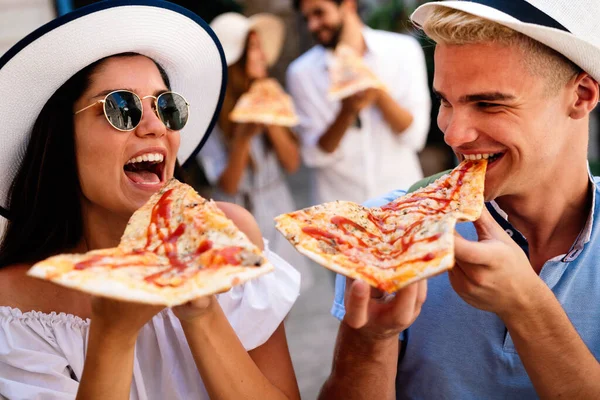Χαρούμενη Ομάδα Ανθρώπων Που Τρώνε Πίτσα Εξωτερικούς Χώρους Απολαμβάνουν Μαζί — Φωτογραφία Αρχείου