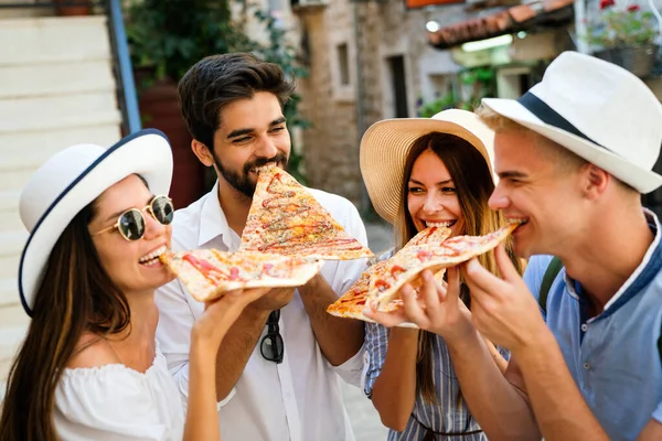 Grupo Feliz Pessoas Comendo Pizza Livre Eles Estão Desfrutando Juntos — Fotografia de Stock
