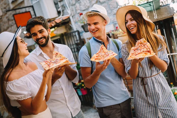 Grupo Feliz Pessoas Comendo Pizza Livre Eles Estão Desfrutando Juntos — Fotografia de Stock