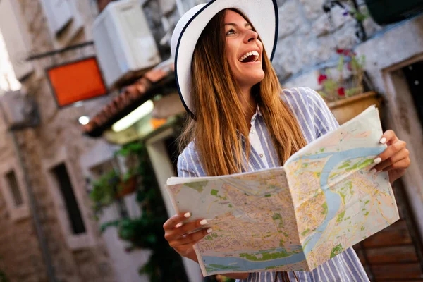 Giovane Donna Felice Turista Con Mappa Cerca Una Strada Vacanza — Foto Stock